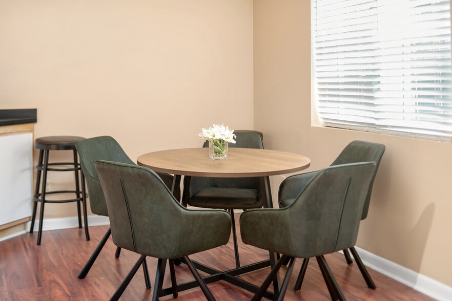 More Photos Of 640-642 W Main St, Lexington Office For Lease