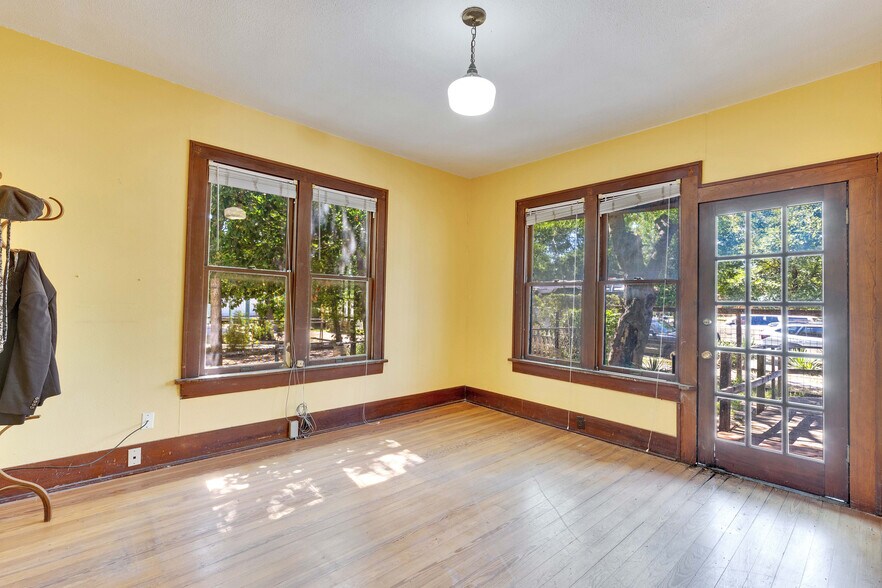 More Photos Of 1006 E Cesar Chavez St, Austin Office For Sale