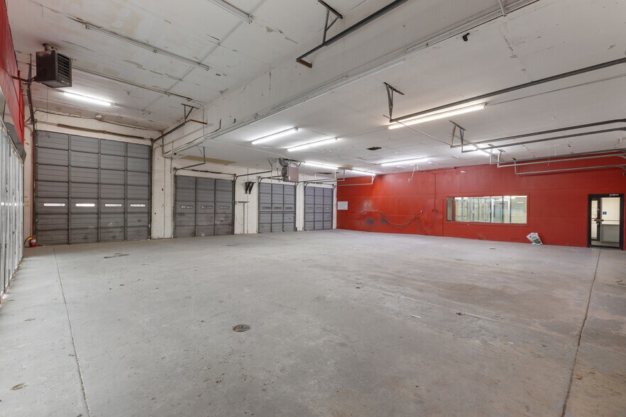 More Photos Of 310 Gautney St, Garland Light Manufacturing For Sale