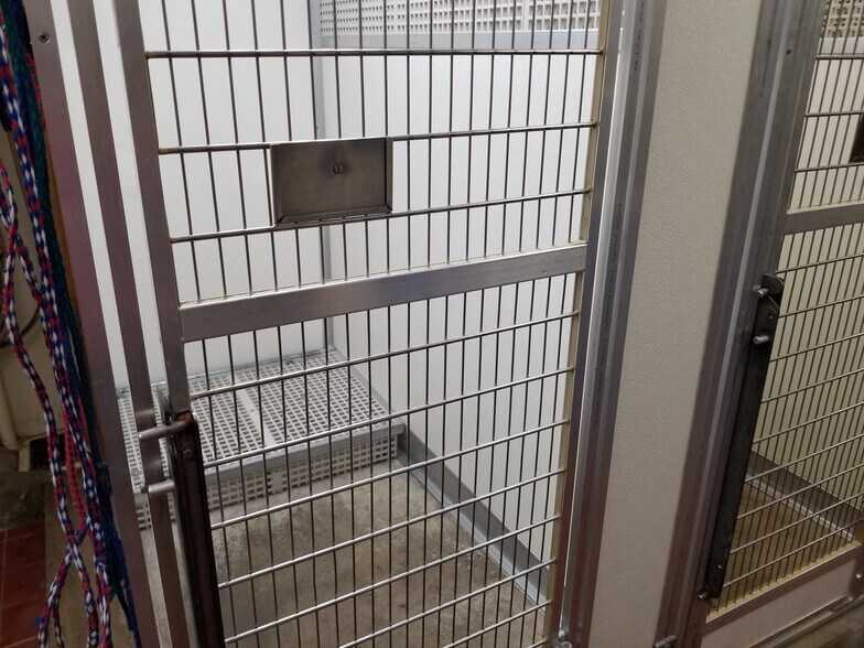 More Photos Of 2527 W Dublin Granville Rd, Columbus Veterinarian Kennel For Sale