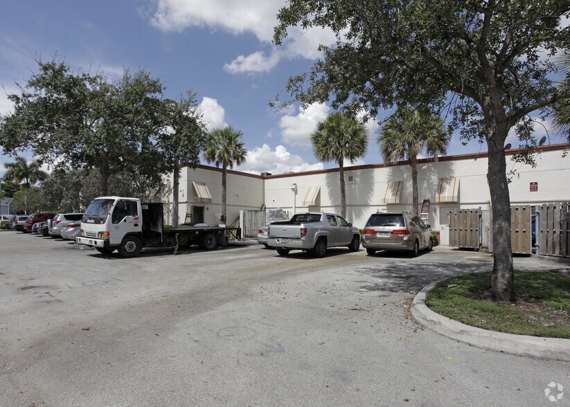 More Photos Of 100 Weston Rd, Weston Unknown For Lease