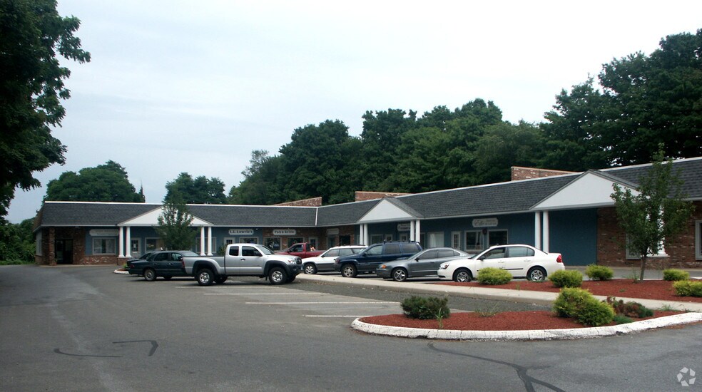 More Photos Of 51 Boston Post Rd, Madison Storefront For Lease