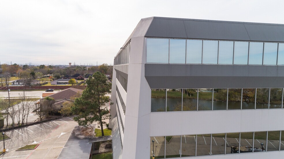 More Photos Of 18333 Egret Bay Blvd, Houston Office For Lease