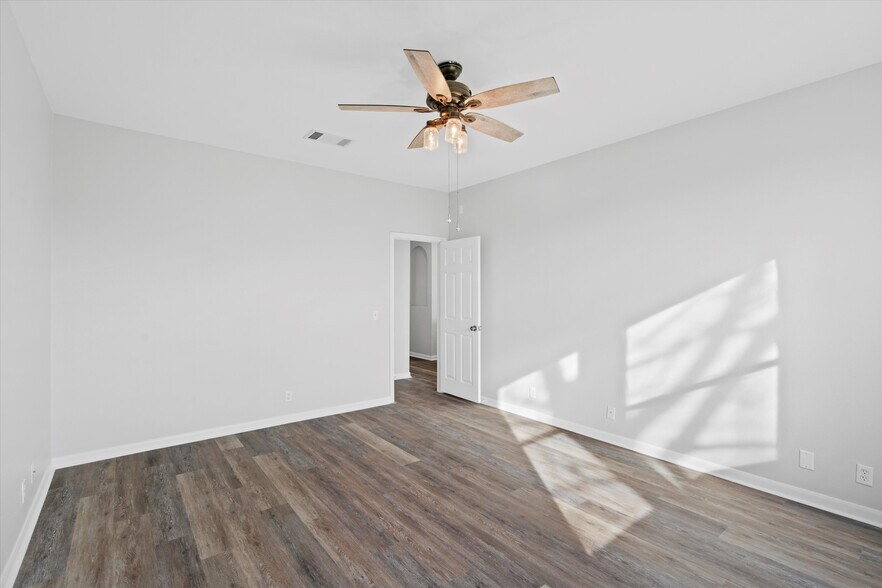 More Photos Of 113 Holmstrom St, Hutto Specialty For Sale
