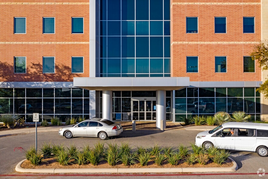More Photos Of 18707 Hardy Oak Blvd, San Antonio Medical For Lease