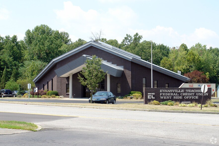 More Photos Of 4905 University Dr, Evansville Bank For Sale