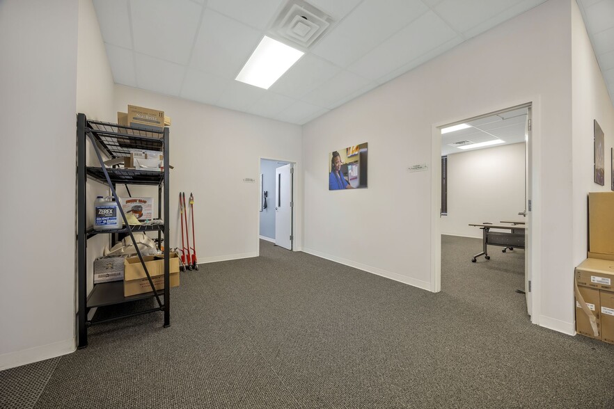 More Photos Of 7308 Shallowford Rd, Chattanooga Storefront Retail Office For Lease