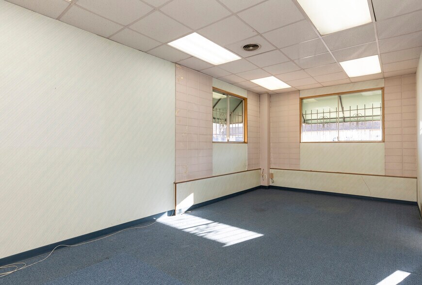 More Photos Of 4400 24th Ave W, Seattle Manufacturing For Sale