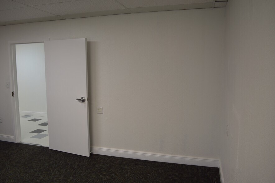 More Photos Of 2979 N 46th Ave, Saint Petersburg Office For Lease