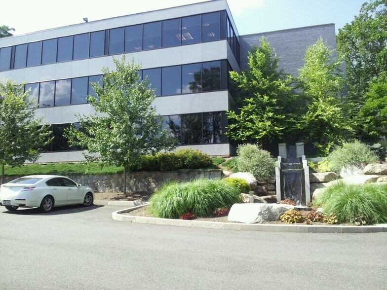 More Photos Of 1 W Red Oak Ln, White Plains Office For Lease