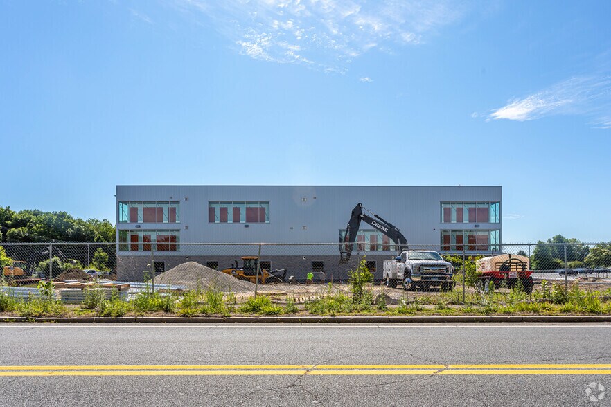 More Photos Of 71 Bishop St, Framingham Self Storage For Lease