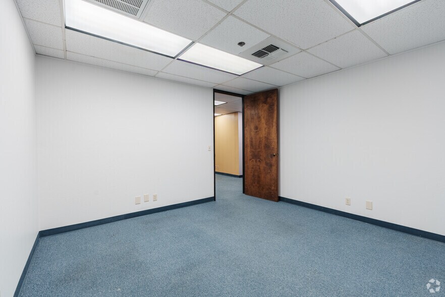 More Photos Of 200 New Stine Rd, Bakersfield Office For Lease