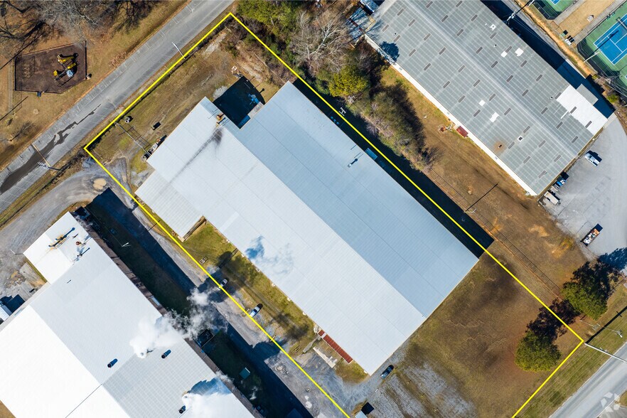 More Photos Of 715 S River Street, Calhoun Warehouse For Lease