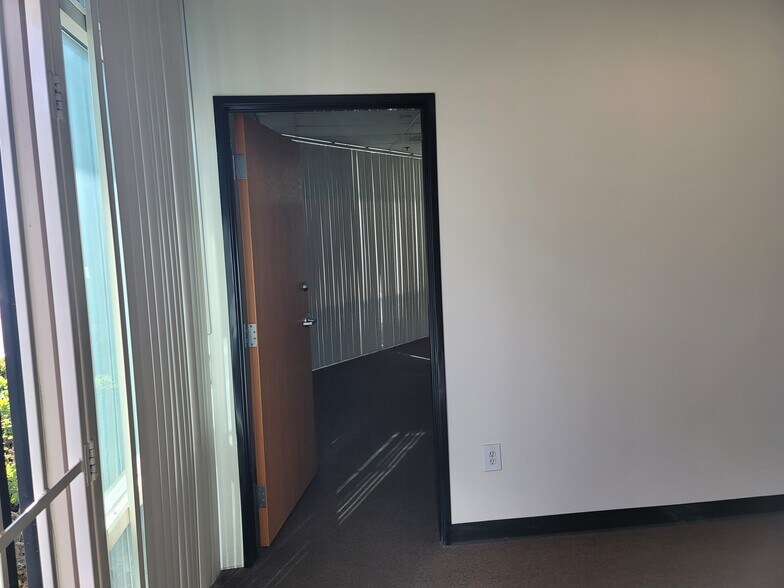 More Photos Of 800 S Rochester Ave, Ontario Warehouse For Lease