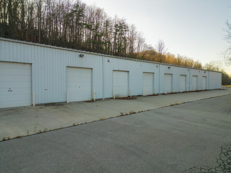 More Photos Of 376 Hope Station Rd, Weston Warehouse For Lease