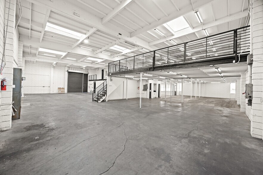 More Photos Of 2702 Saint Louis Ave, Signal Hill Warehouse For Lease