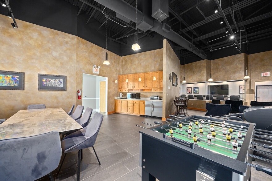 More Photos Of 2005 Bloomingdale Rd, Glendale Heights Office For Sale