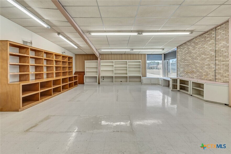 More Photos Of 306 N Wells St, Edna Office For Sale