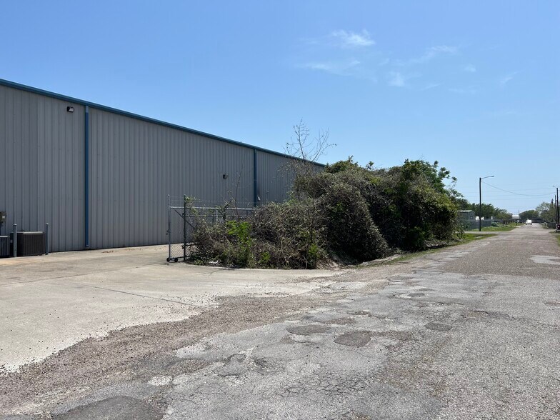 More Photos Of 333 Anchor St, Corpus Christi Industrial For Sale