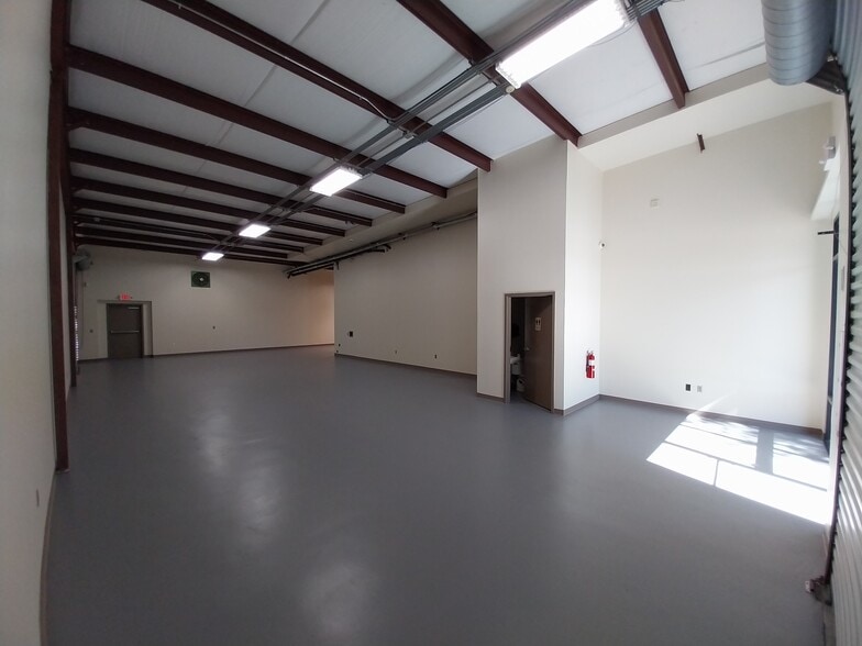 More Photos Of 300 E New Hope Rd, Cedar Park Light Manufacturing For Lease