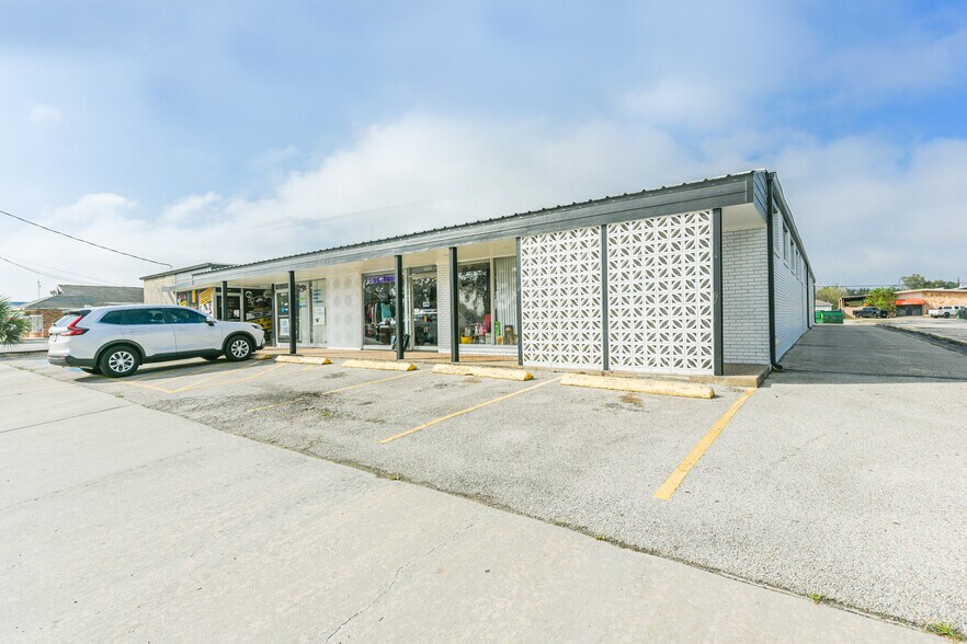 More Photos Of 1022 Pasadena Blvd, Pasadena Medical For Lease