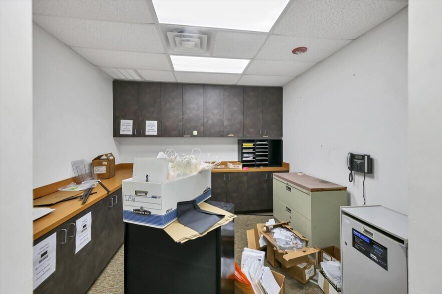 More Photos Of 2451 17th St, Sarasota Showroom For Sale