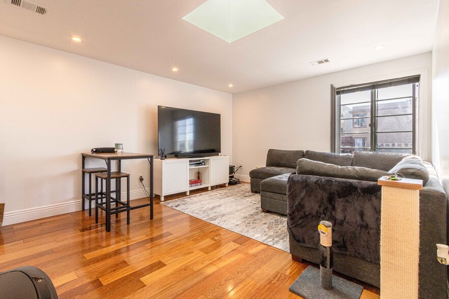 More Photos Of 2398 30th Ave, San Francisco Storefront Retail Residential For Sale