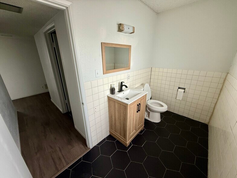 More Photos Of 1604 S Commerce St, Las Vegas Freestanding For Lease