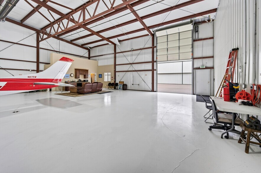 More Photos Of 7161 S Peoria St, Englewood Airplane Hangar For Sale