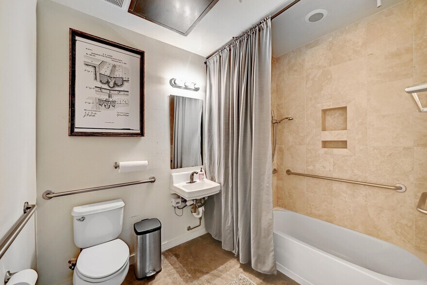 More Photos Of 2525 S Lamar Blvd, Austin Office For Sale