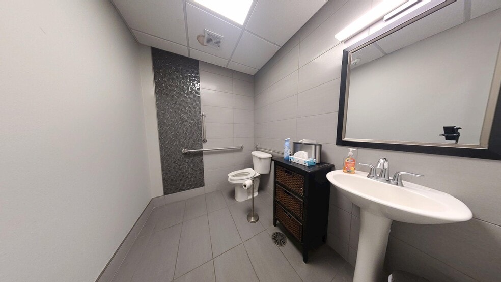 More Photos Of 1304 Technology Pky, Cedar Falls Office Residential For Lease