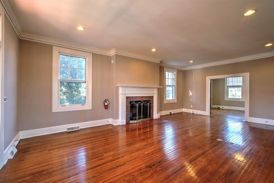 More Photos Of 1011 E Washington St, Greenville Office For Lease