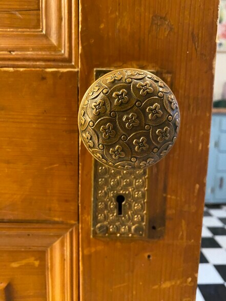 More Photos Of 404 S Clay Ave, Kirkwood Office For Lease