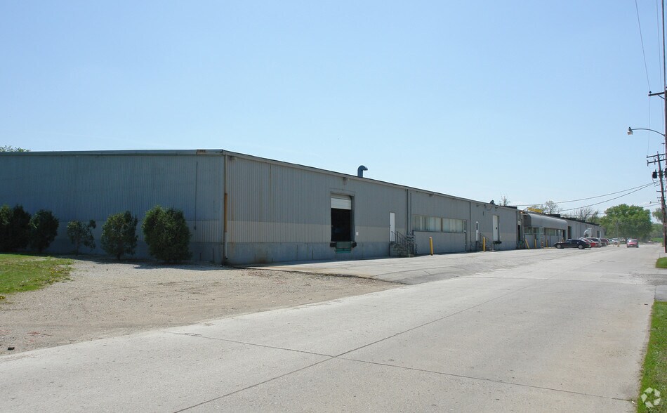 More Photos Of 2308 Sunset Rd, Des Moines Warehouse For Lease