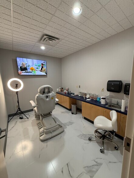 More Photos Of 3965 W 106th St, Carmel Office For Lease