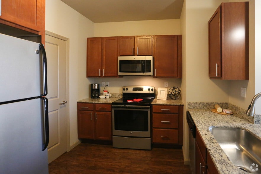 More Photos Of 1520 S 5th St, Saint Charles Unknown For Lease