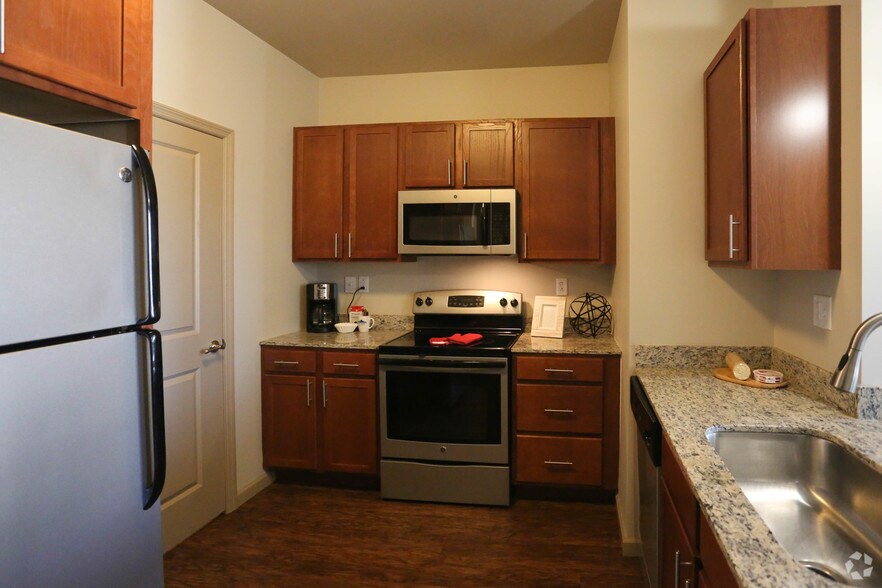 More Photos Of 1520 S 5th St, Saint Charles Unknown For Lease