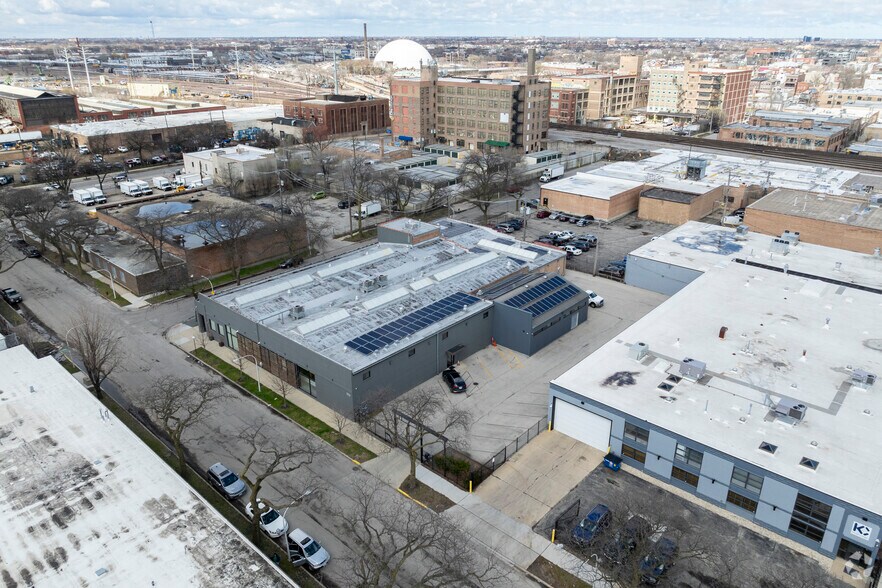 More Photos Of 2324 W Fulton St, Chicago Showroom For Sale