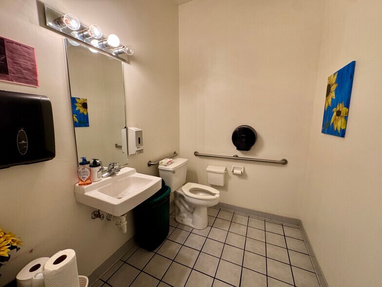 More Photos Of 7731 Newberry Rd, Gainesville Flex For Lease