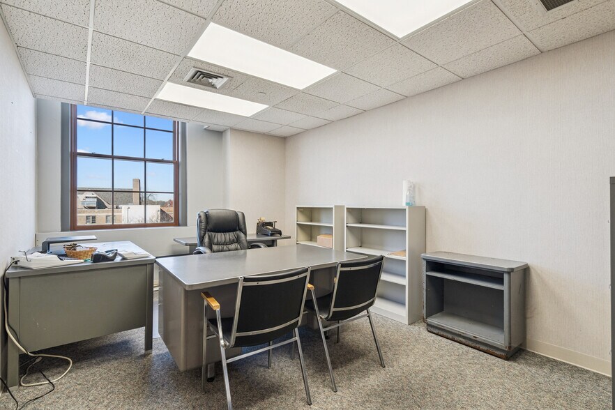 More Photos Of 511 E 5th St, Waterloo Office For Lease