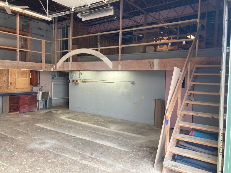 More Photos Of 3046 Industrial Blvd, Bethel Park Light Manufacturing For Lease