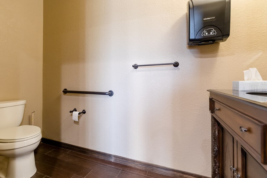 More Photos Of 1415 Watts St, Sayre Healthcare For Sale