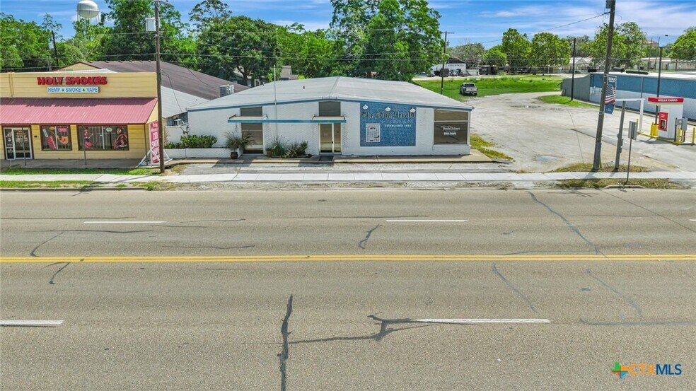 More Photos Of 306 N Wells St, Edna Office For Sale