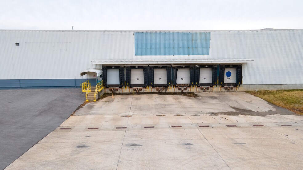 More Photos Of 410 E Lyerla Dr, Herrin Distribution For Lease