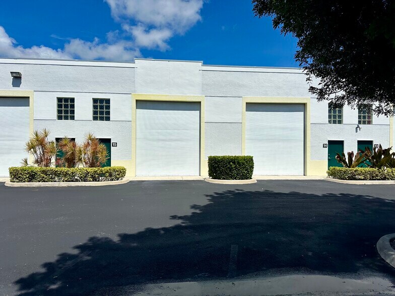 More Photos Of 2937 Ravenswood Rd, Fort Lauderdale Self Storage For Sale