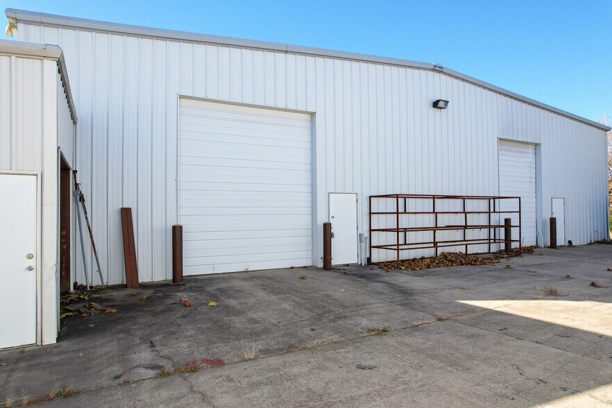 More Photos Of 27877 Glacier Point Rd, Lebanon Warehouse For Lease