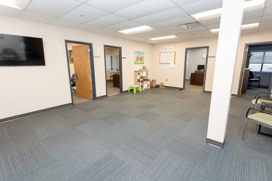 More Photos Of 1139 Spruce Dr, Mountainside Medical For Lease