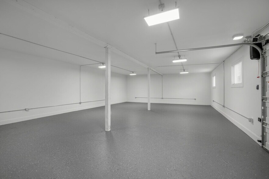 More Photos Of 7025-7027 SW Macadam Ave, Portland Warehouse For Lease
