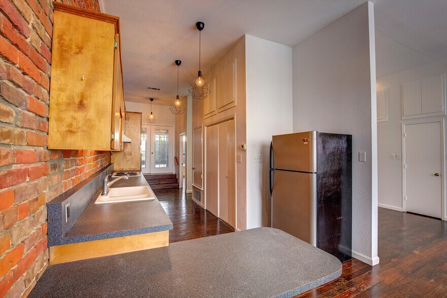 More Photos Of 1213 Washington St, Commerce Storefront Retail Office For Sale
