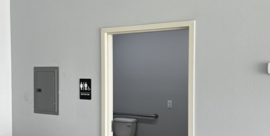 More Photos Of 745 Tillman Pl, Plant City Showroom For Lease
